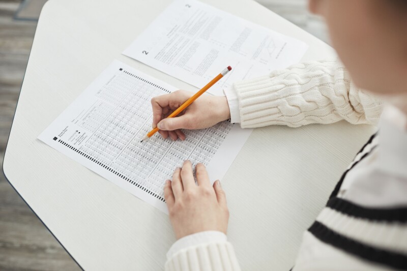 Cấu trúc bài thi PEIC trên giấy: Chi tiết từng phần thi và cách ôn luyện hiệu quả