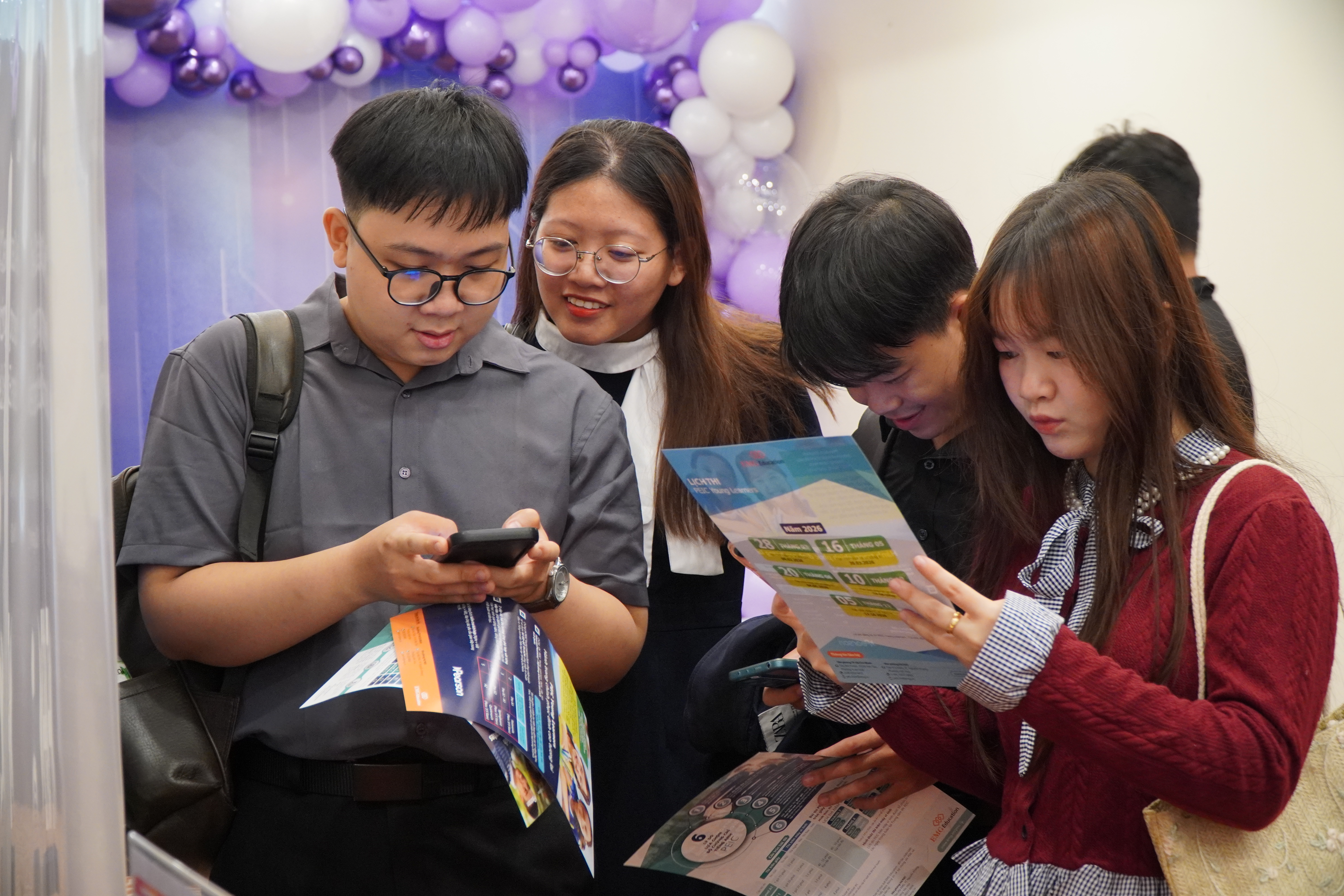 EMG Education mang đến sự kiện những th&ocirc;ng tin hữu &iacute;ch về hai chuẩn khảo th&iacute; quốc tế nổi bật: PEIC v&agrave; PEIC Young Learners