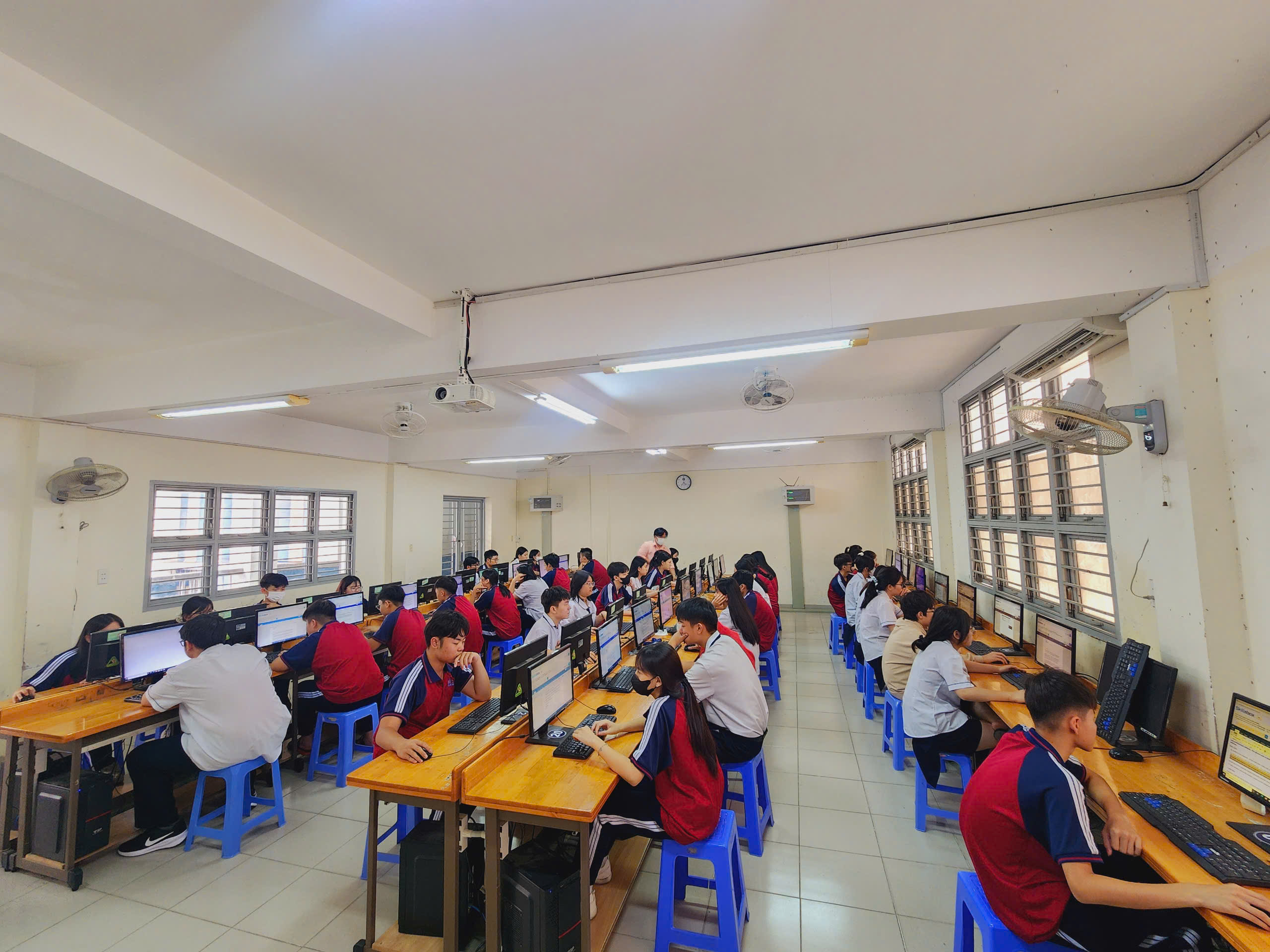 Hình ảnh học sinh thi ICDL tại trường THPT Nguyễn An Ninh 2(1)