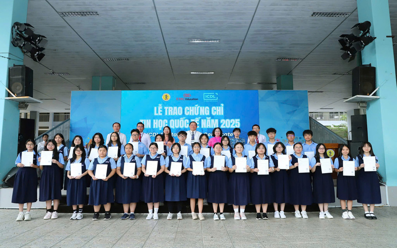 hoc-sinh-truong-thcs-nguyen-van-to-trong-buoi-nhan-chung-chi-tin-hoc-quoc-te-icdl-emg.vn