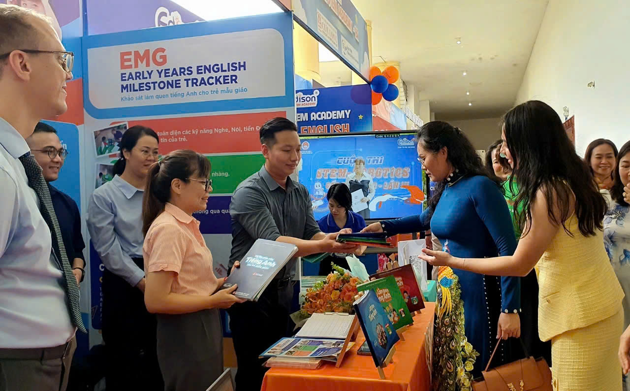 Bà Lê Thụy Mỵ Châu, Phó giám đốc Sở GD-ĐT TP.HCM ghé thăm gian hàng của EMG Education - Ảnh: Thúy Hằng