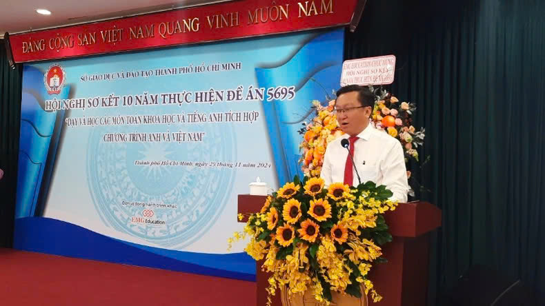 Ông Nguyễn Bảo Quốc, Phó Giám đốc Sở Giáo dục và Đào tạo Thành phố Hồ Chí Minh phát biểu tại buổi tổng kết