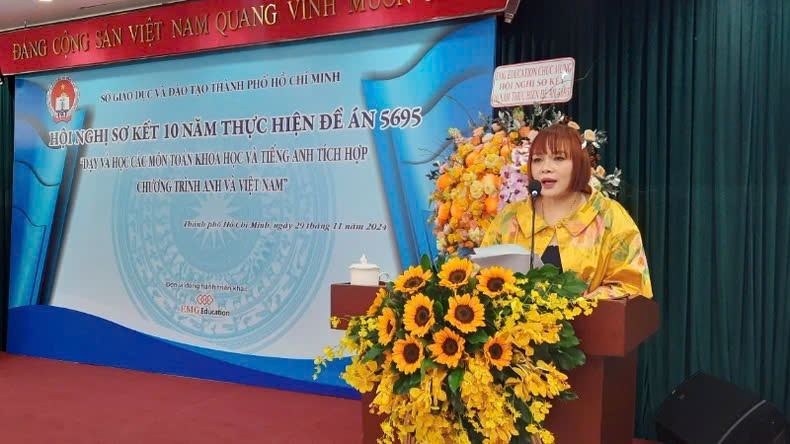 Bà Nguyễn Phương Lan, Tổng Giám đốc Tập đoàn giáo dục EMG Education phát biểu tại hội nghị sơ kết