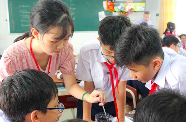 Nh&acirc;n vi&ecirc;n học vụ của EMG hỗ trợ học sinh trong giờ học