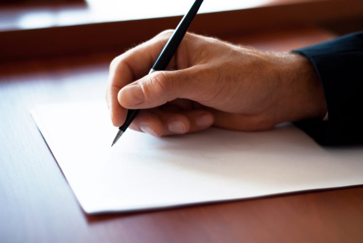 Thư giới thiệu viết tay với lời lẽ chân thành sẽ giúp bạn có được một hồ sơ du học ấn tượng. 