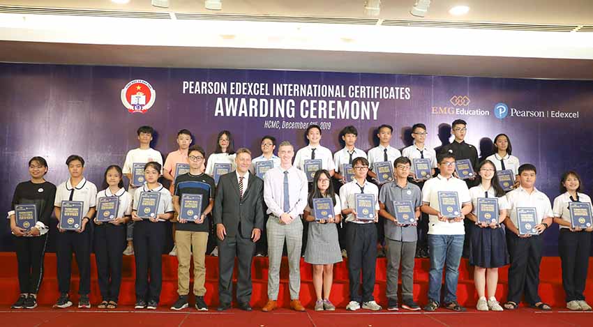 Các em học sinh Việt Nam nhận chứng chỉ Tú tài Quốc tế Pearson Edexcel IGCSE