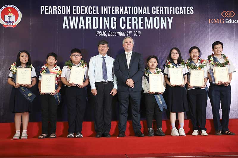 Học sinh Tiếng Anh Tích hợp trong lễ nhận chứng chỉ Pearson Edexcel